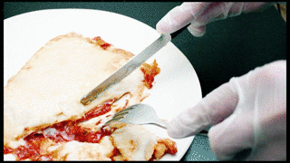 Cette image montre des mains coupant des lasagens à l'aide de couteaux. Le rendu est modifié pour atténuer les détails.